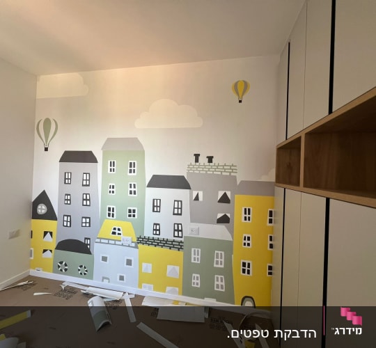 טפט עם ציור של בניינים ובלונים פורחים
